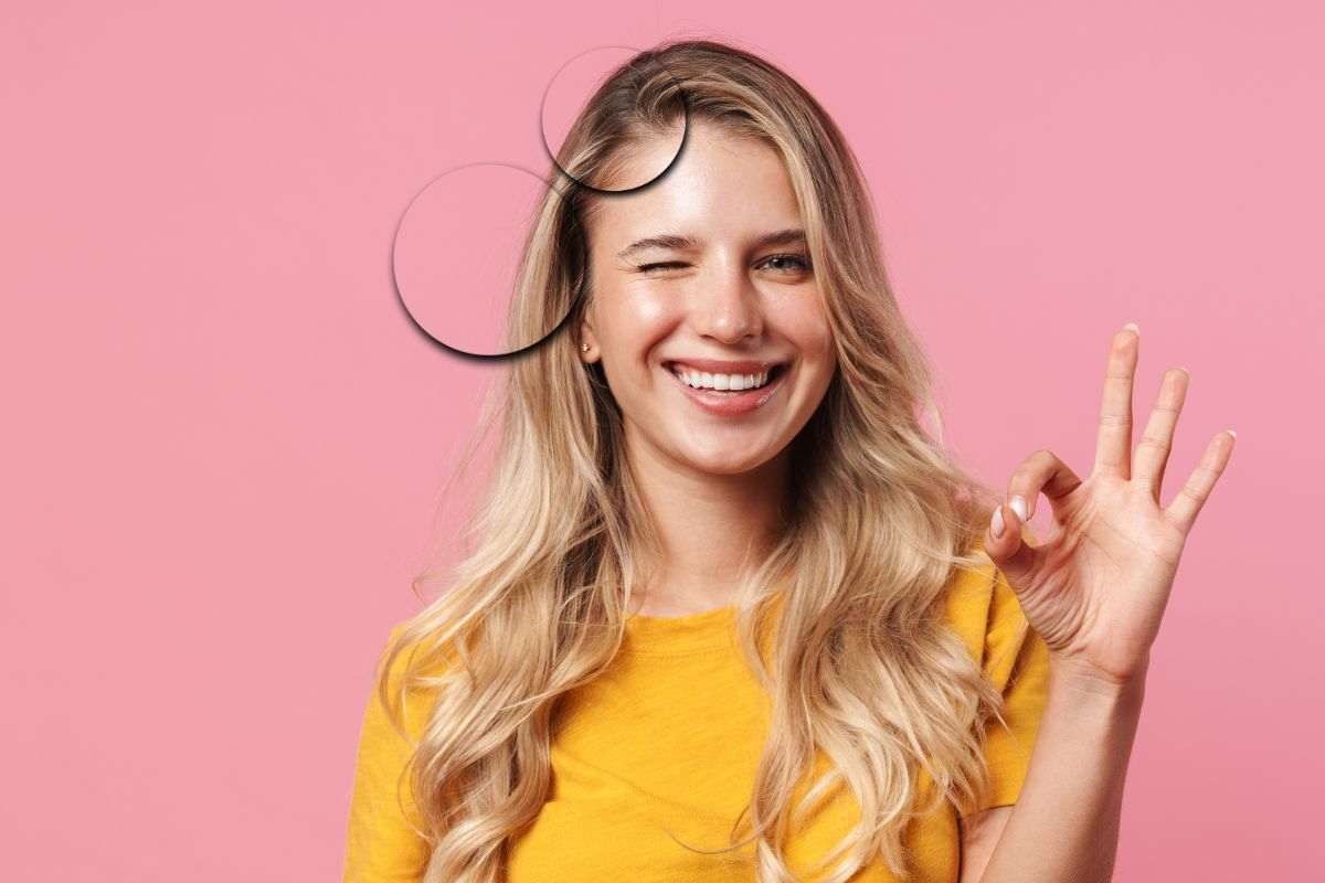Ragazza bionda con ricrescita più scura