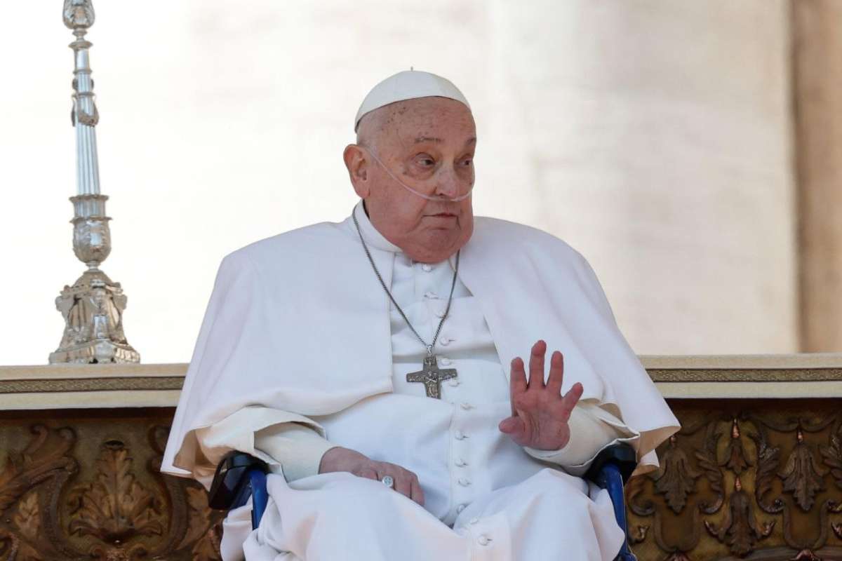 papa francesco saluta